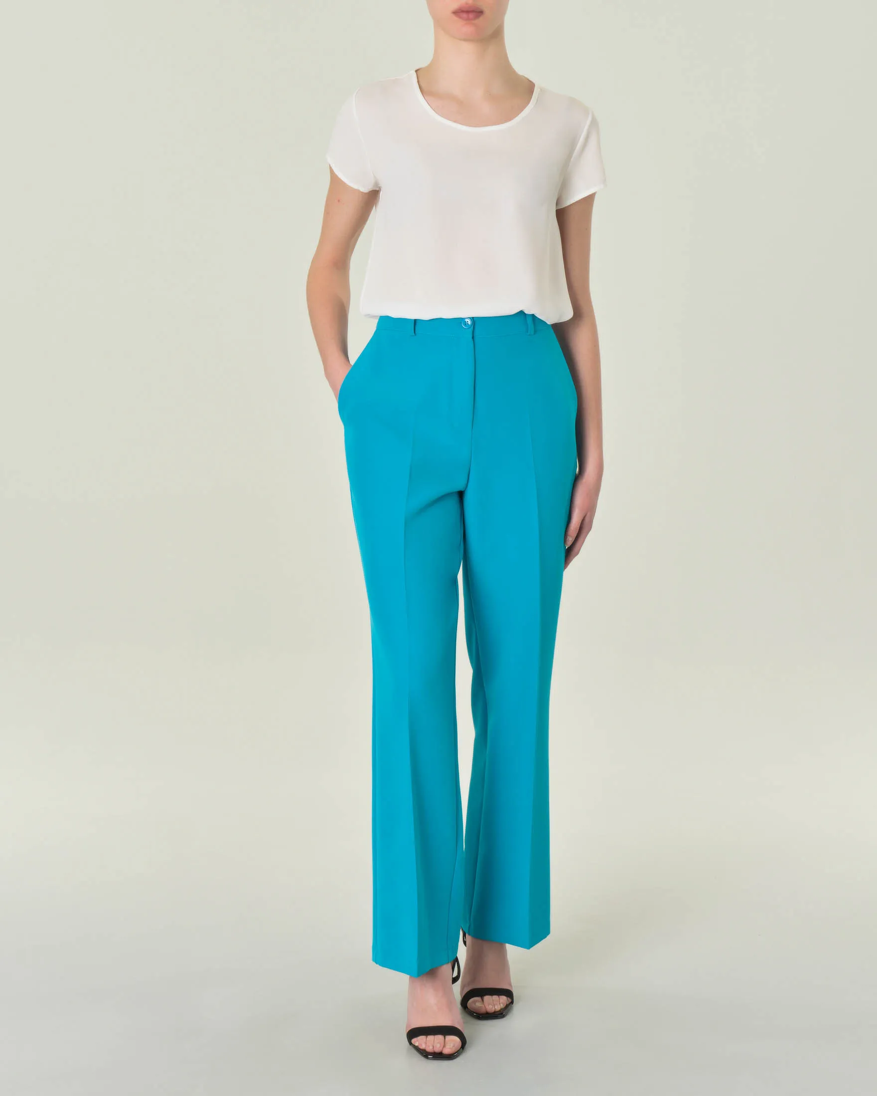 Pantaloni turchesi in tessuto tecnico stretch con piega stirata