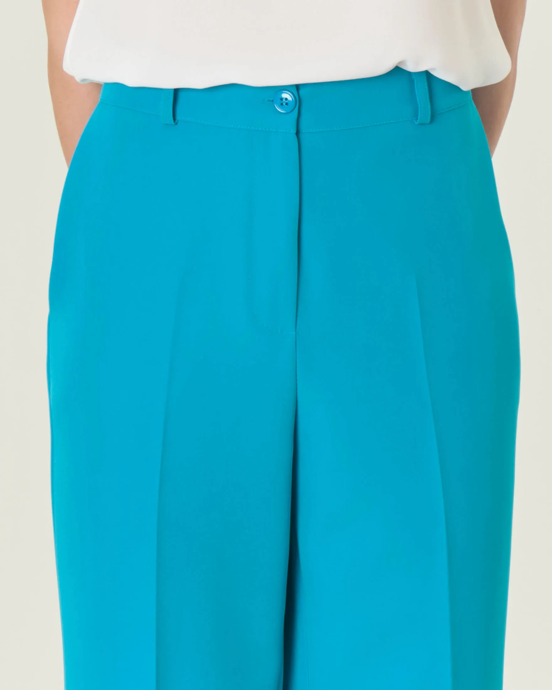 Pantaloni turchesi in tessuto tecnico stretch con piega stirata