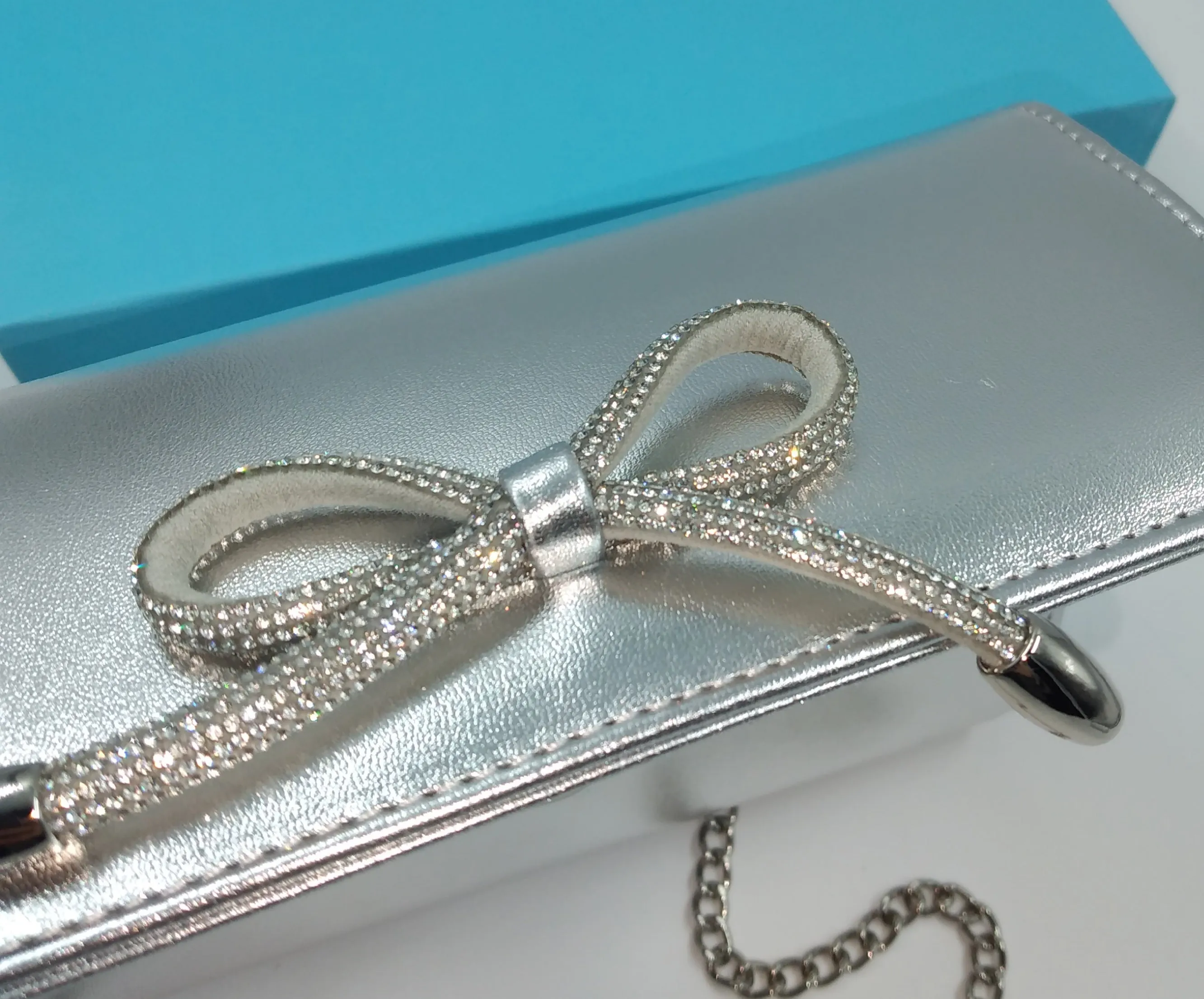 POCHETTE  ARGENTO CON FIOCCO STRASS