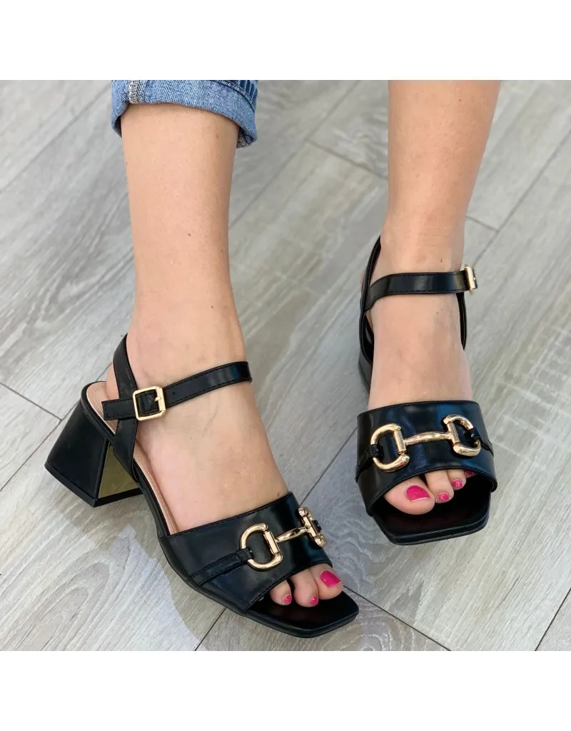 SANDALI CON FIBBIA NERA