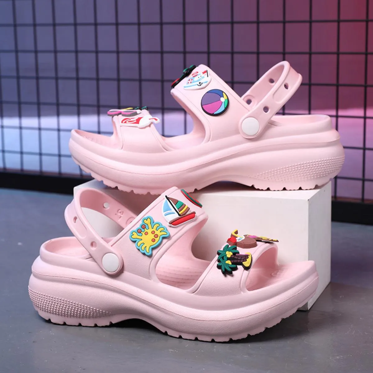 Scarpe casual da donna con ciondoli Zoccoli Scarpe da giardino Sandali da spiaggia Infradito Moda femminile Sandali con plateau