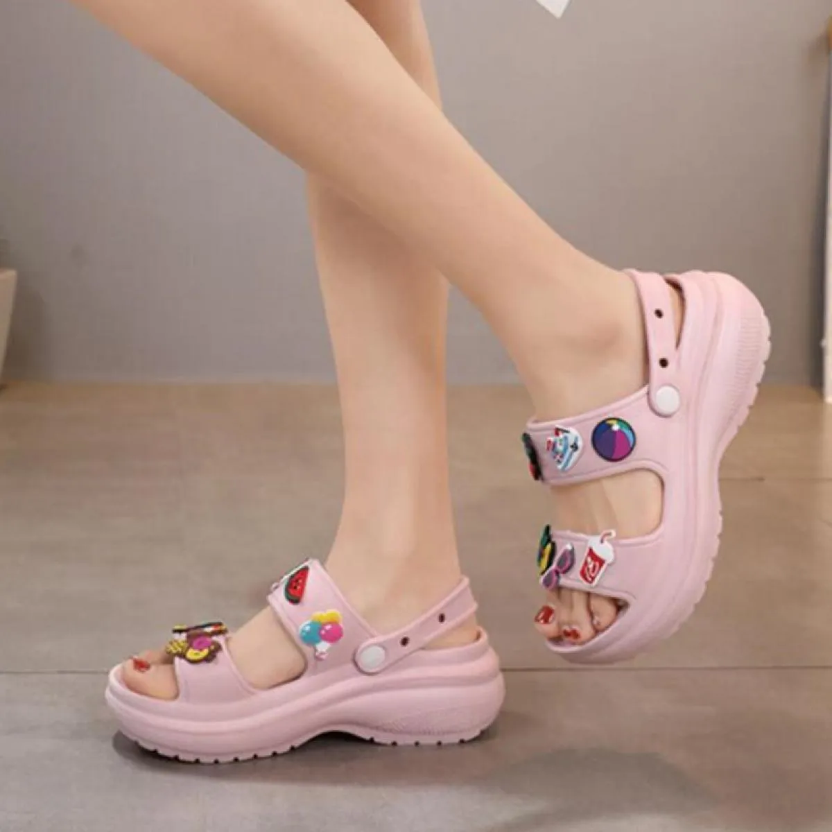 Scarpe casual da donna con ciondoli Zoccoli Scarpe da giardino Sandali da spiaggia Infradito Moda femminile Sandali con plateau