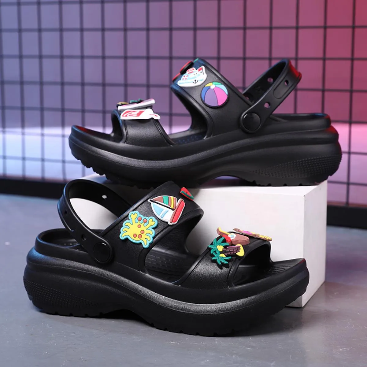 Scarpe casual da donna con ciondoli Zoccoli Scarpe da giardino Sandali da spiaggia Infradito Moda femminile Sandali con plateau