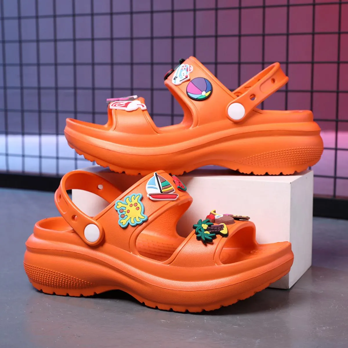 Scarpe casual da donna con ciondoli Zoccoli Scarpe da giardino Sandali da spiaggia Infradito Moda femminile Sandali con plateau
