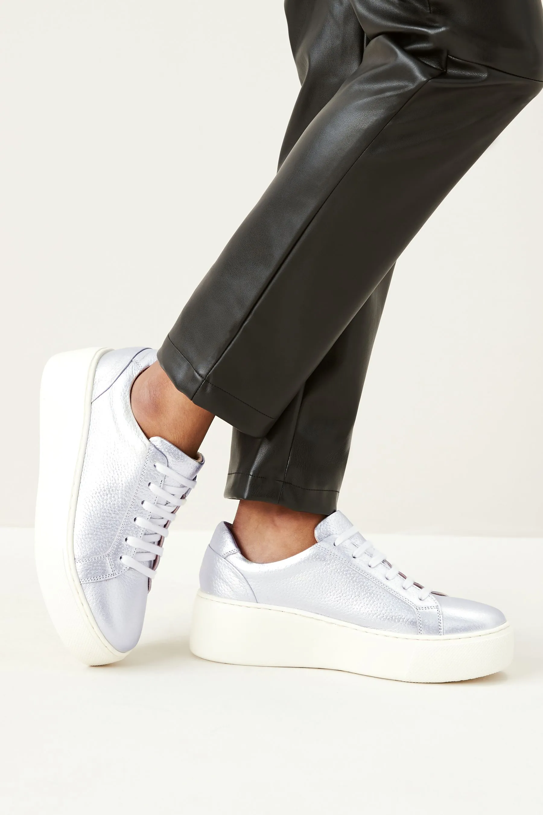 Signature - Forever Comfort® - Scarpe da ginnastica in pelle con zeppa spessa