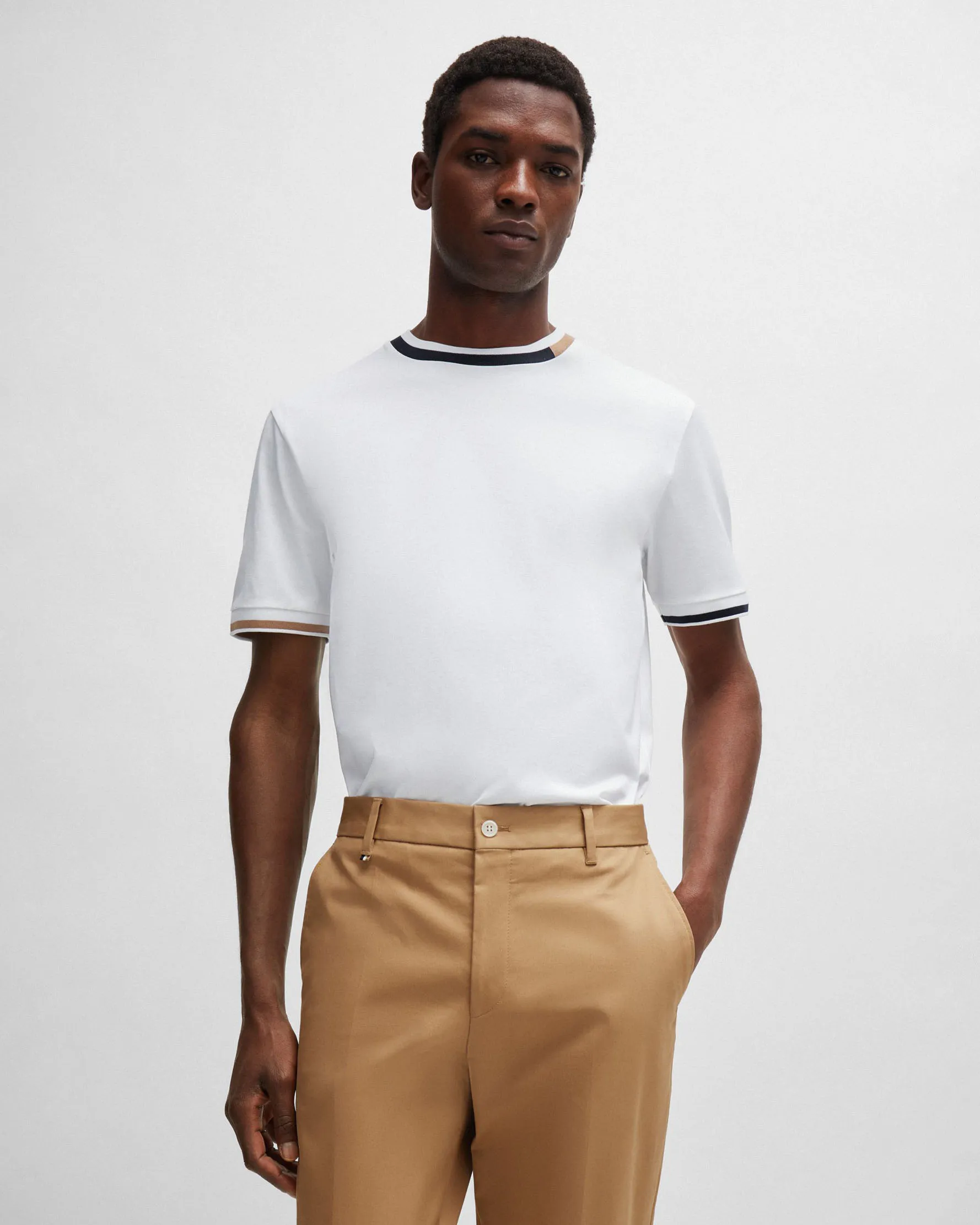 T-shirt bianca mezza manica Thompson in puro cotone con bordino nero e cammello