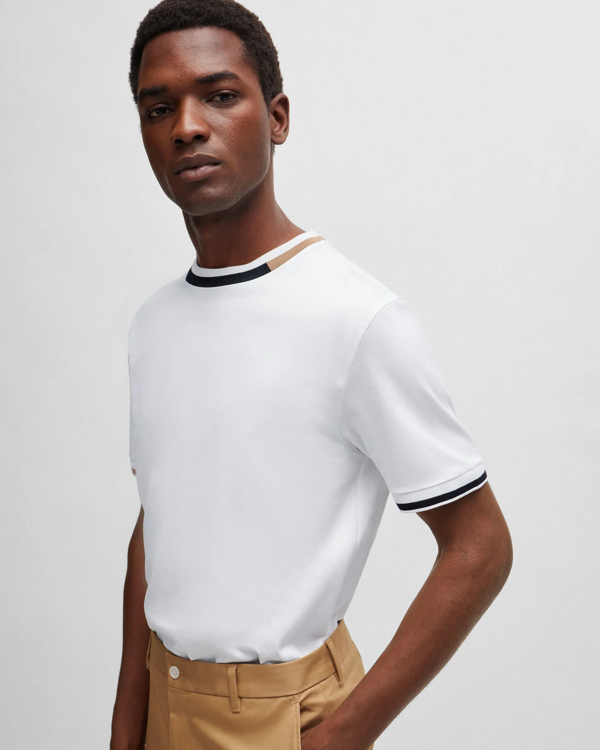 T-shirt bianca mezza manica Thompson in puro cotone con bordino nero e cammello