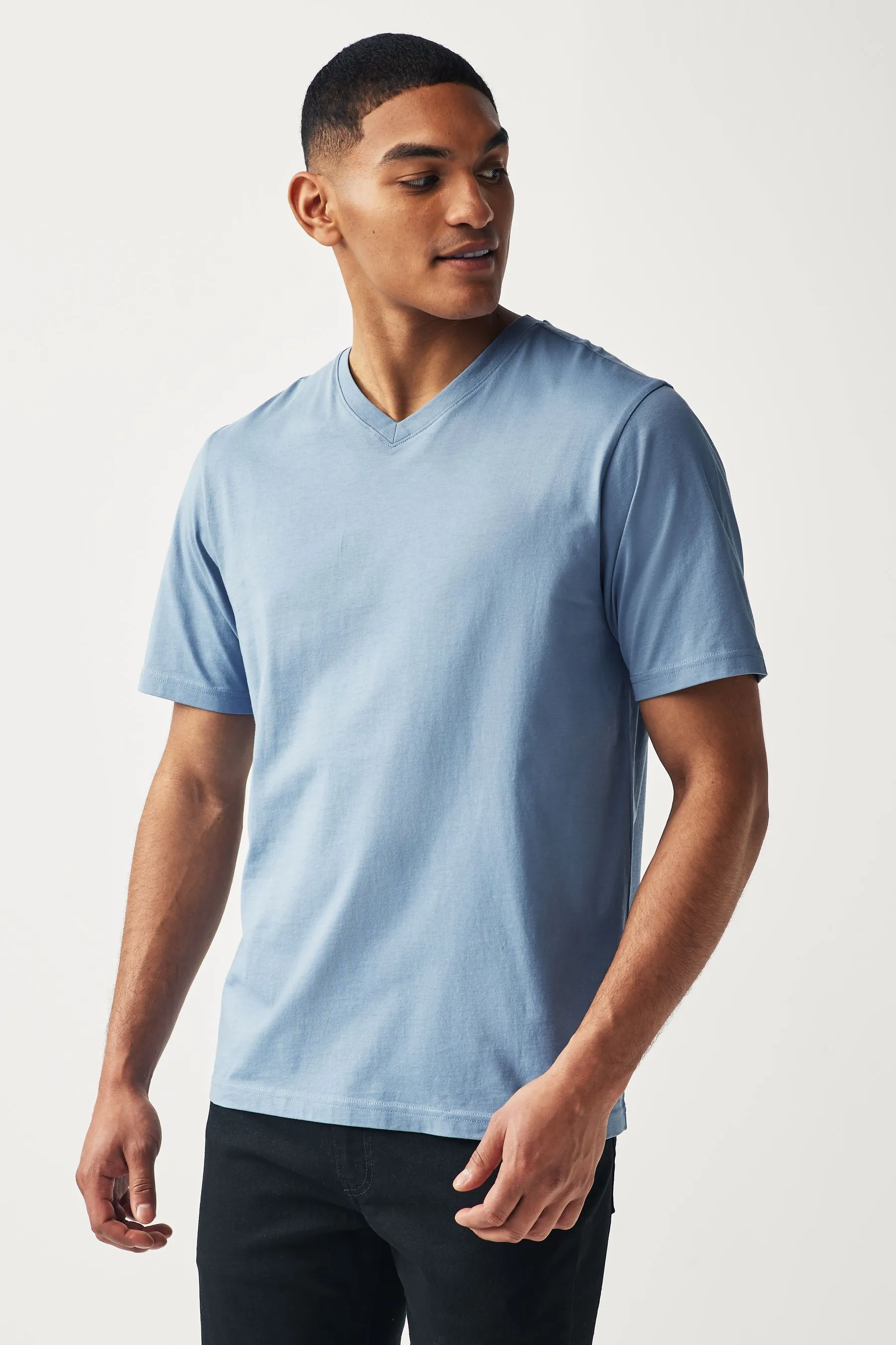 T-shirt must-have con scollo a V    