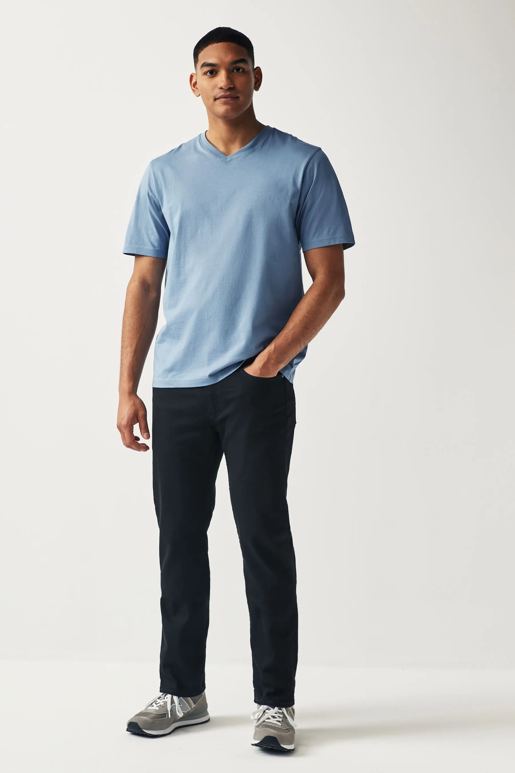 T-shirt must-have con scollo a V    