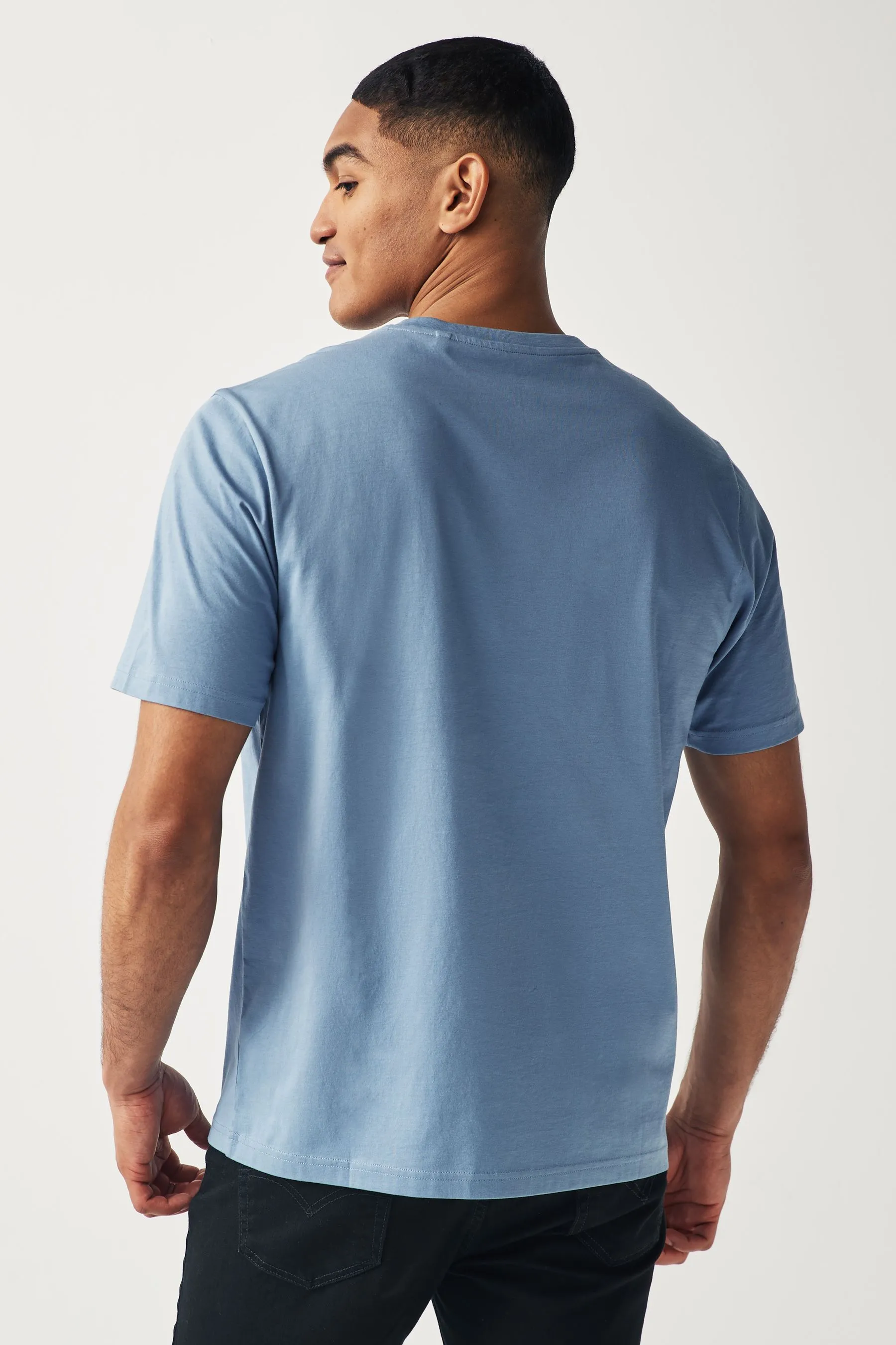 T-shirt must-have con scollo a V    