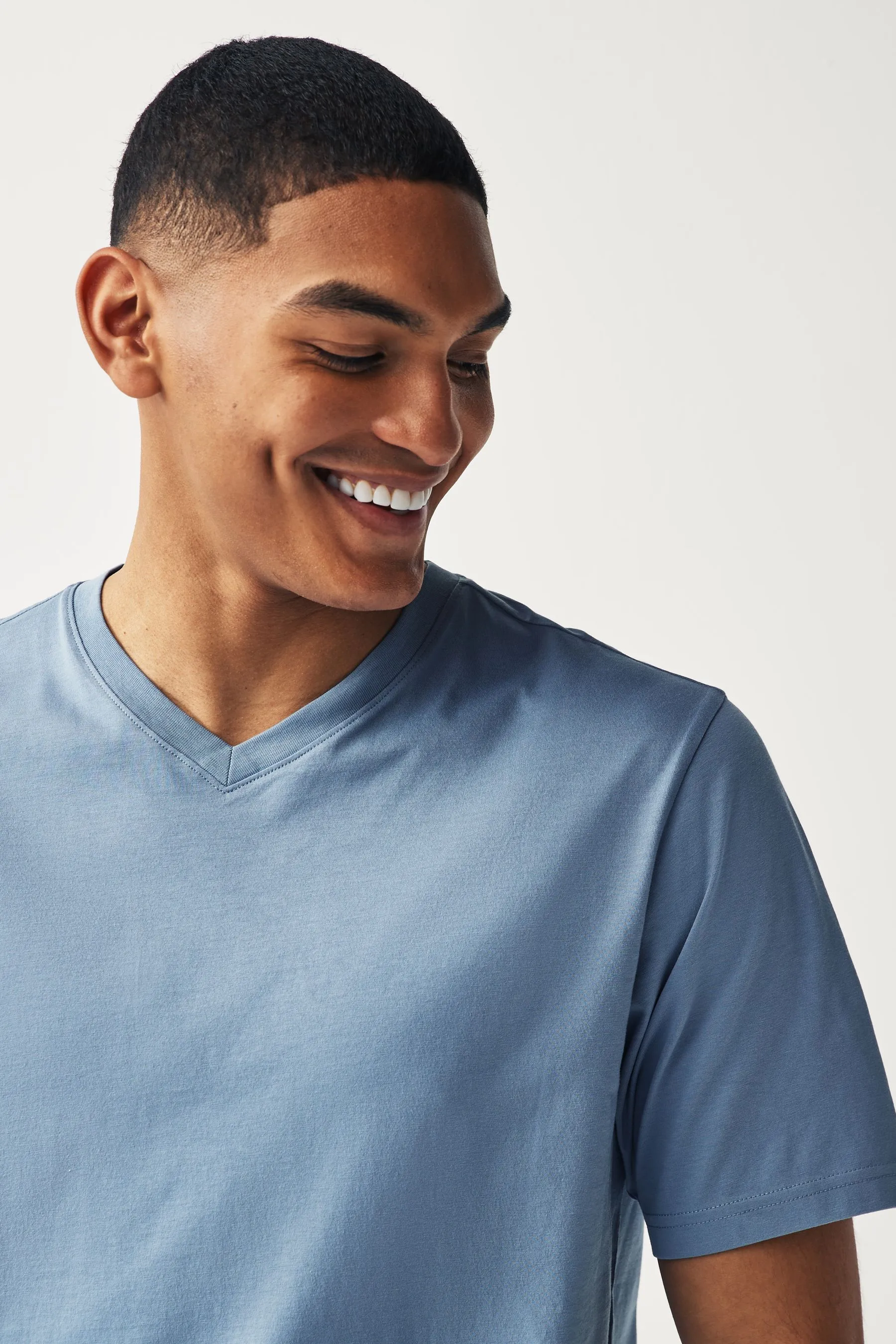T-shirt must-have con scollo a V    