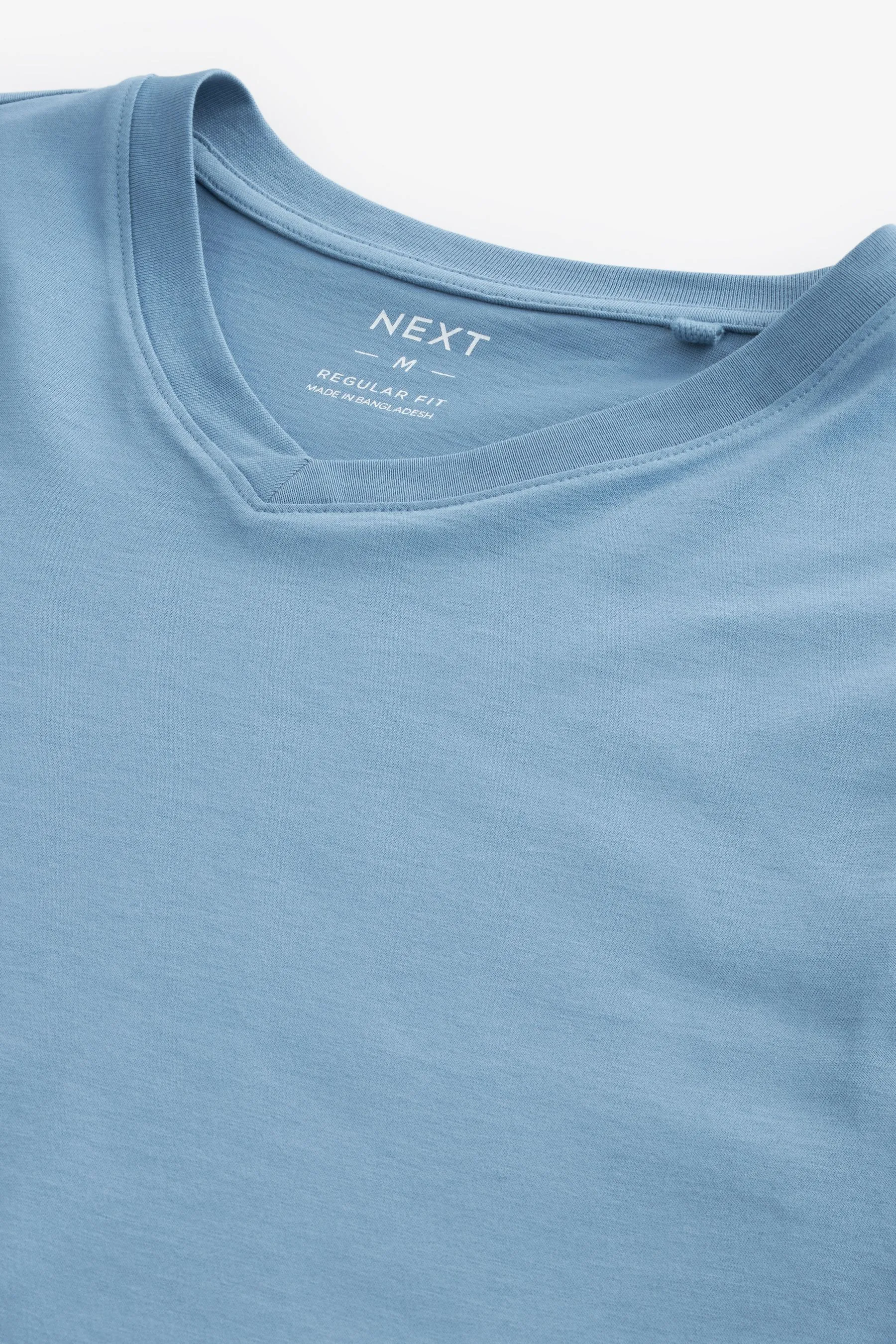 T-shirt must-have con scollo a V    