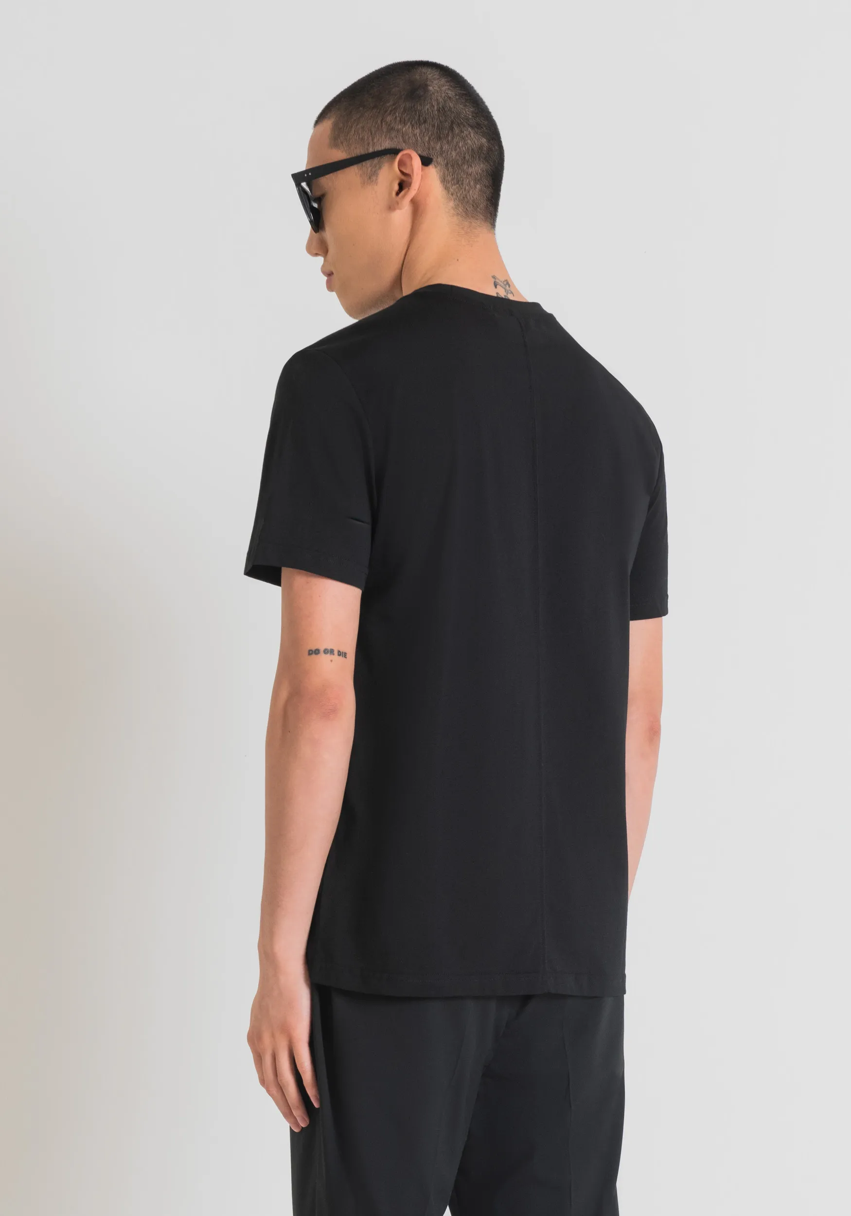 T-SHIRT REGULAR FIT IN JERSEY DI COTONE CON STAMPA LOGO IN RILIEVO