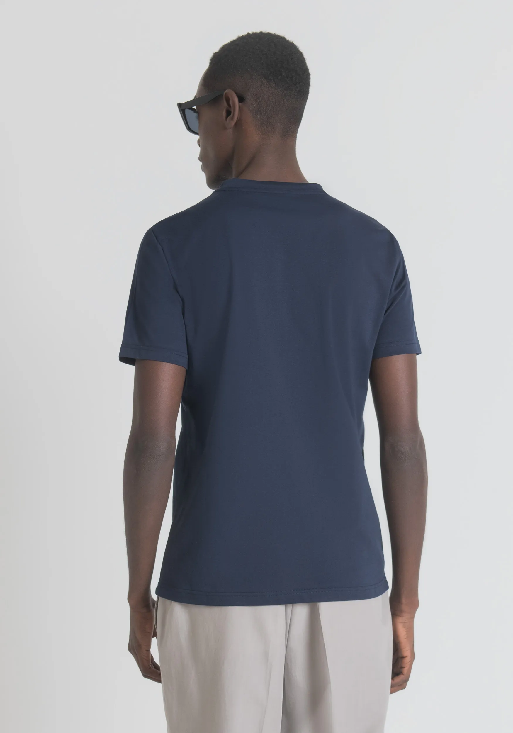 T-SHIRT REGULAR FIT IN MORBIDO COTONE CON STAMPA “MORATO” EFFETTO SPRAY