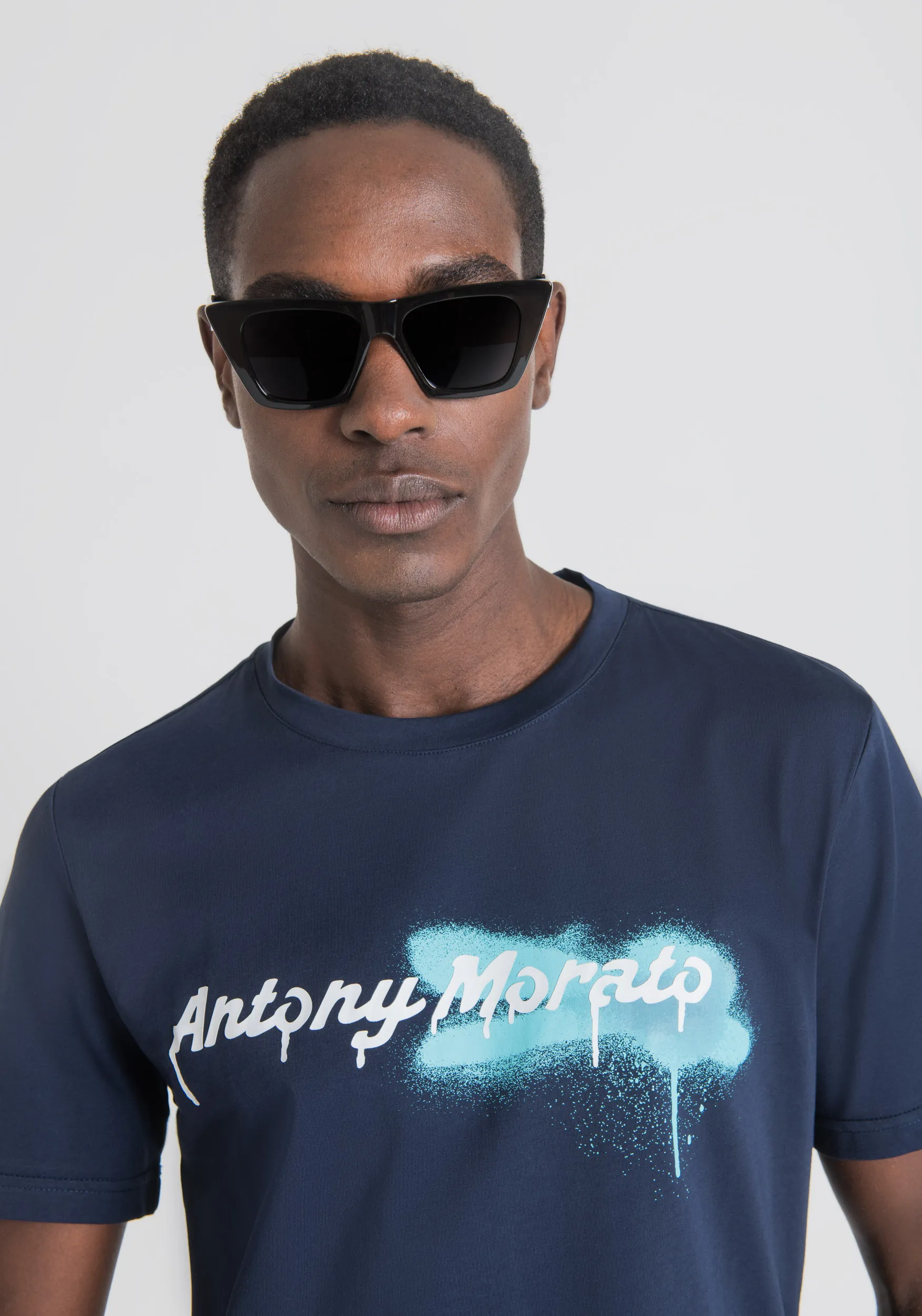 T-SHIRT REGULAR FIT IN MORBIDO COTONE CON STAMPA “MORATO” EFFETTO SPRAY