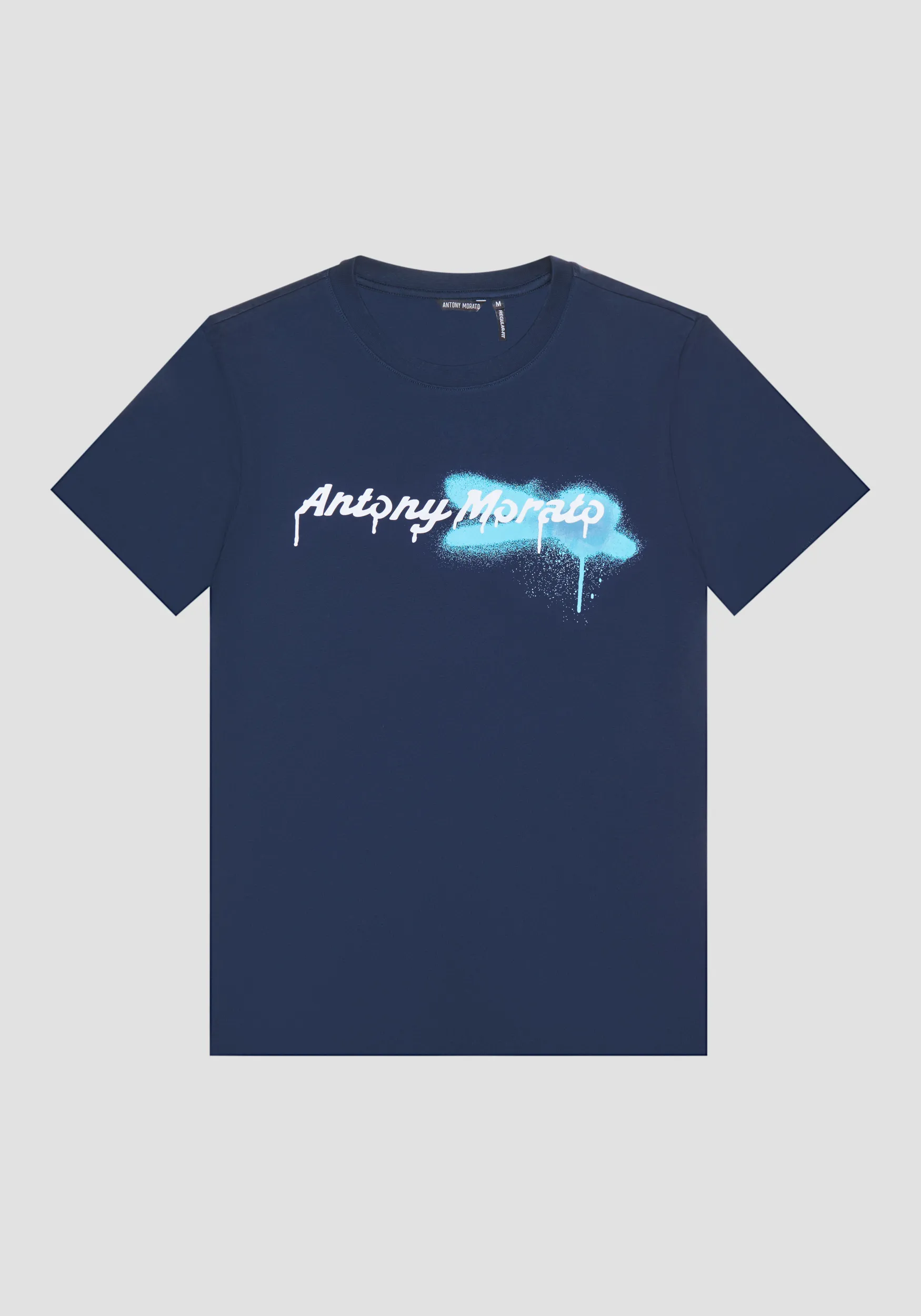 T-SHIRT REGULAR FIT IN MORBIDO COTONE CON STAMPA “MORATO” EFFETTO SPRAY