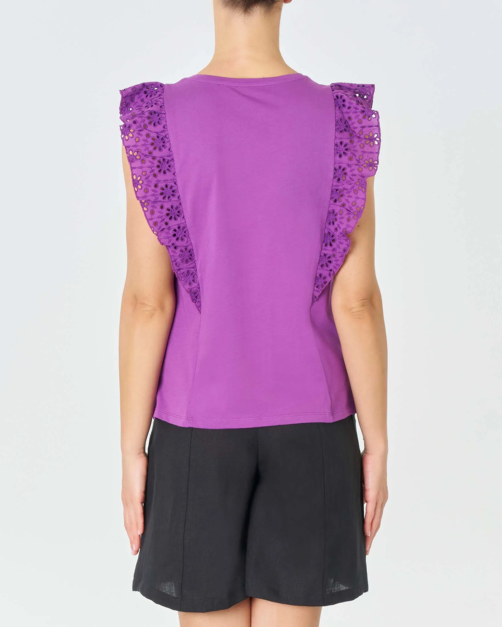 T-shirt viola in cotone con maniche a volant in pizzo Sangallo