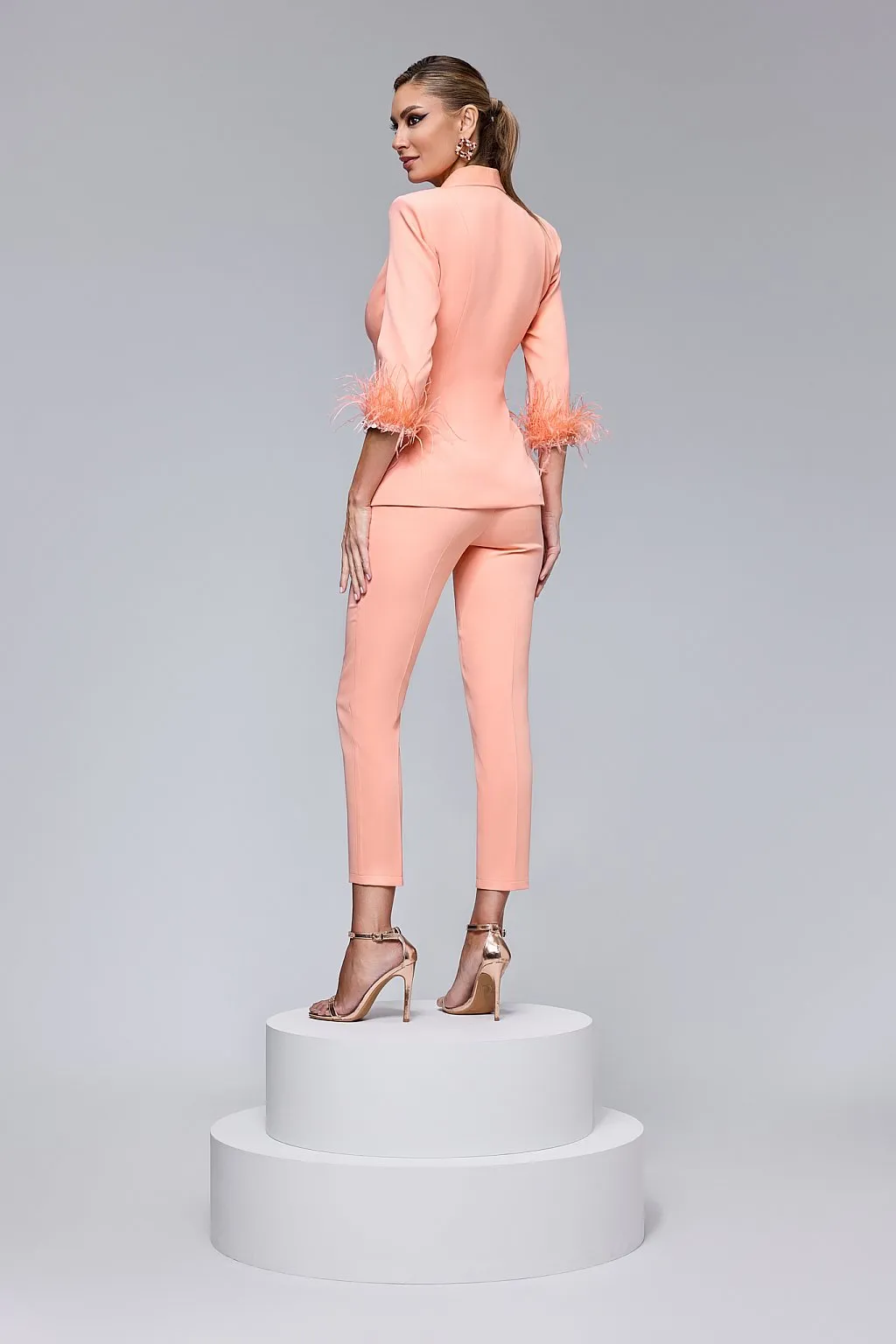 Tailleur giacca e pantaloni con paillettes e piume
