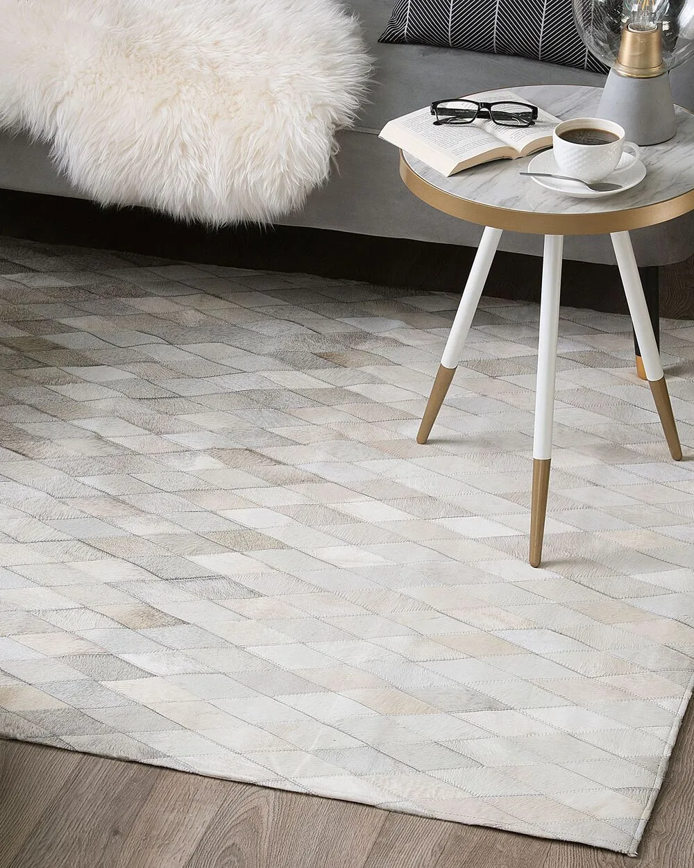 Tappeto in pelle bianco / grigio 140 x 200 cm MALDAN