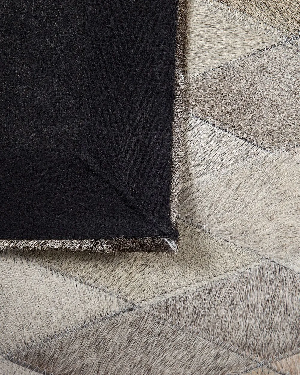 Tappeto in pelle bianco / grigio 140 x 200 cm MALDAN
