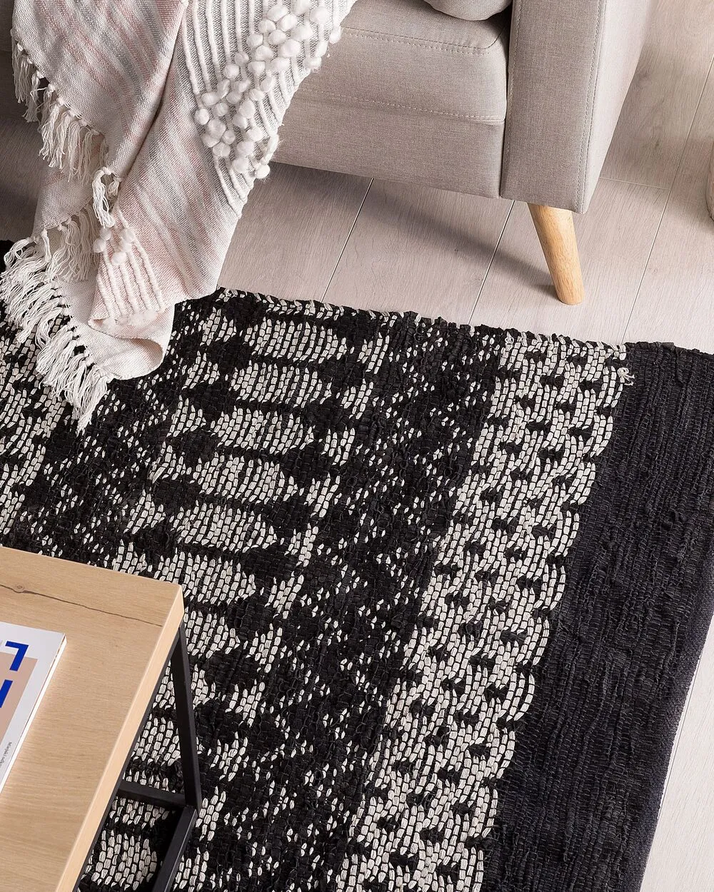 Tappeto in pelle nero/beige 140 x 200 cm SOKUN