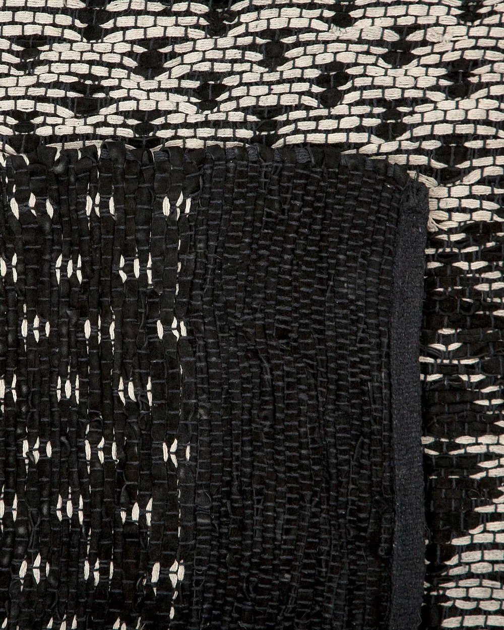 Tappeto in pelle nero/beige 140 x 200 cm SOKUN